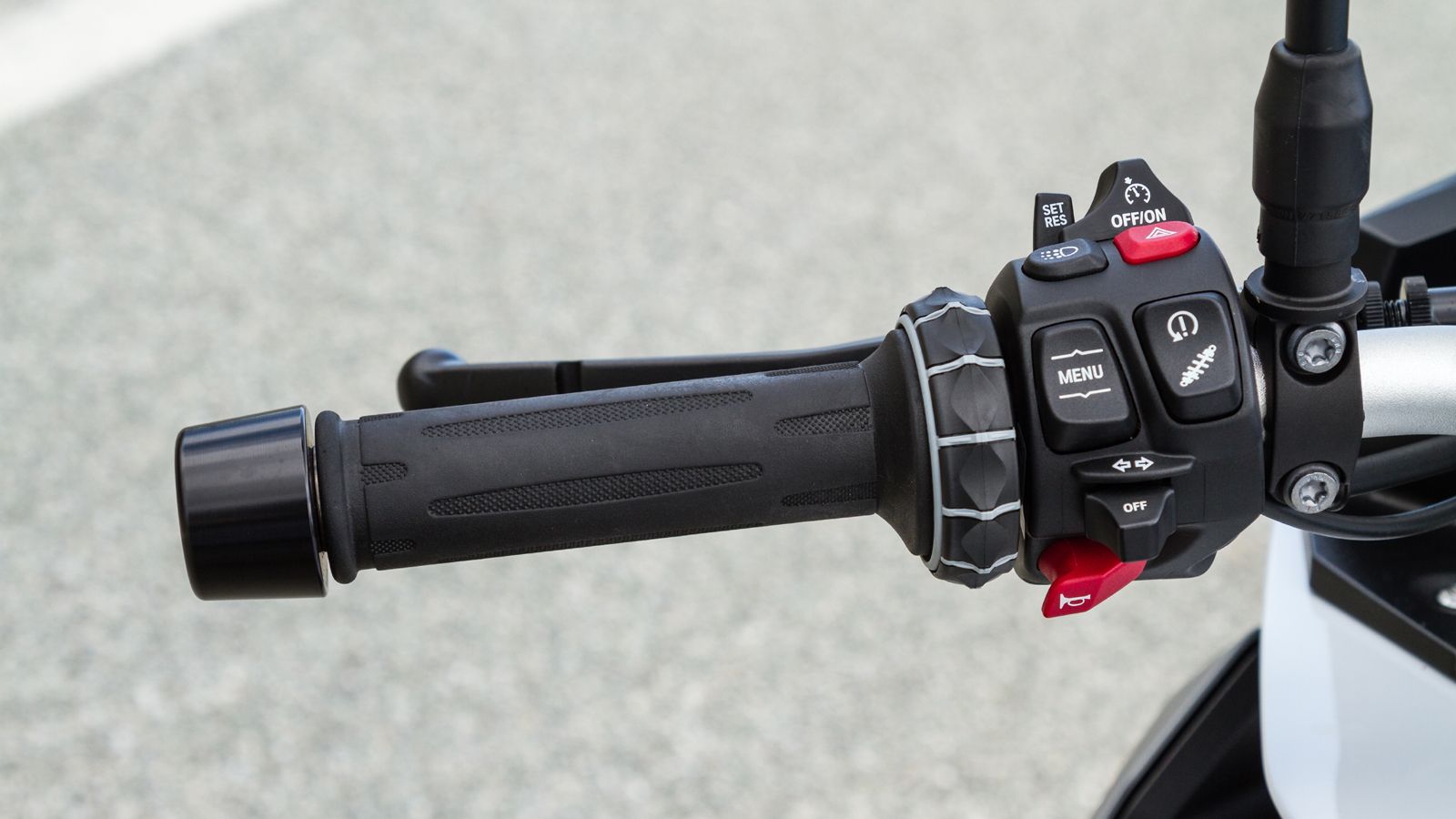 Ο αναβάτης χειρίζεται τις παραμέτρους της οθόνης και την λειτουργία αναρτήσεων traction και ABS από την αριστερή μεριά του τιμoνιού, ενώ στη δεξιά βρί